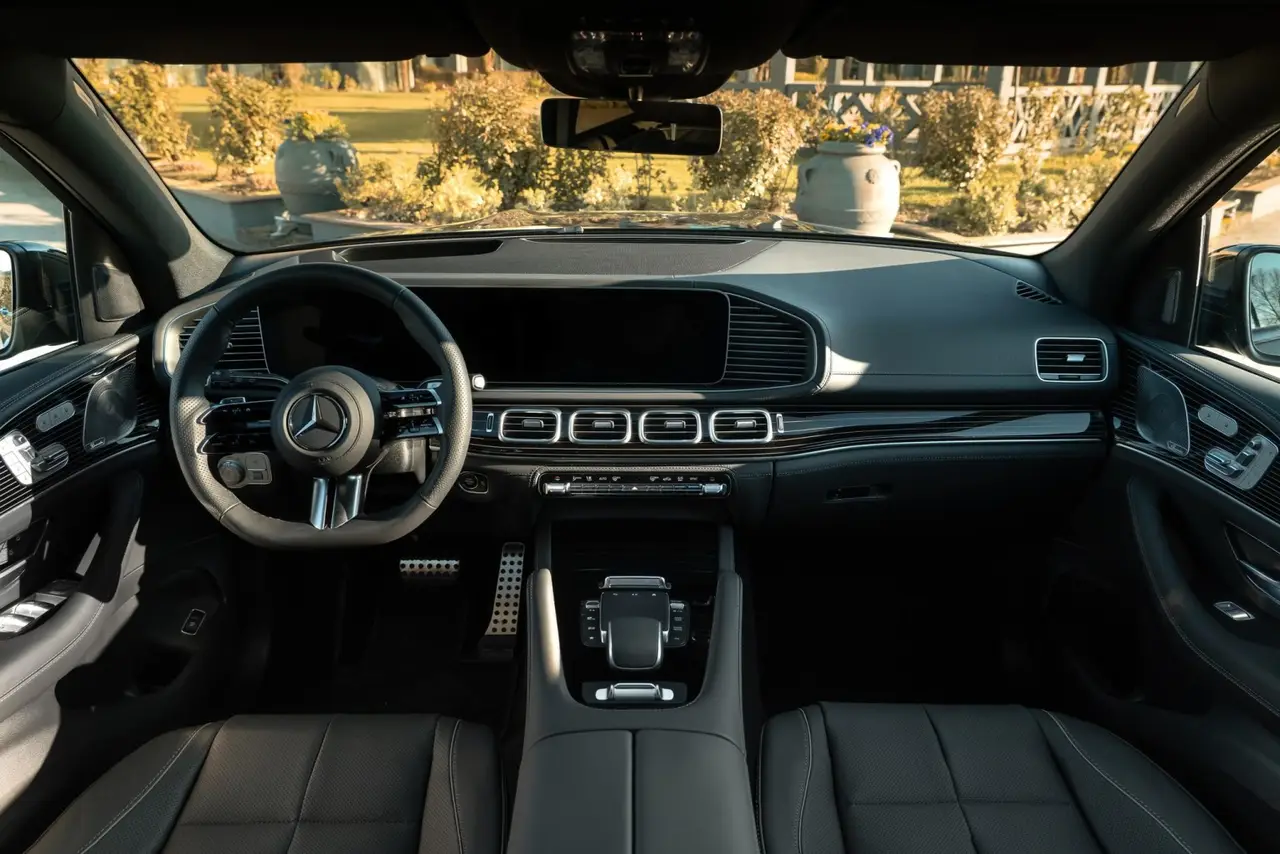 Mercedes Benz GLS-klasse 350 D Exclusive 7 Posti 2025, front view — Nice Luxury Car Rental, Nice. Mercedes Benz GLS-klasse 350 D Exclusive 7 Posti in Nice The Mercedes Benz GLS-klasse 350…
