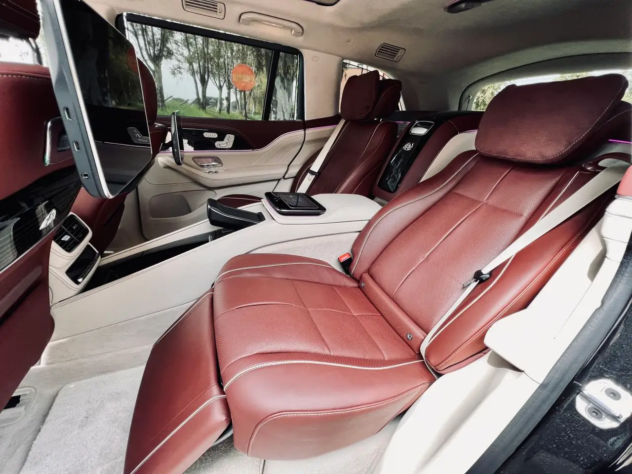 Mercedes Benz GLS Maybach 2022, intérieur — Nice Luxury Car Rental, Nice. Mercedes Benz GLS Maybach in Nice Louer une Mercedes Benz GLS Maybach 2022 à Nice, c'est…