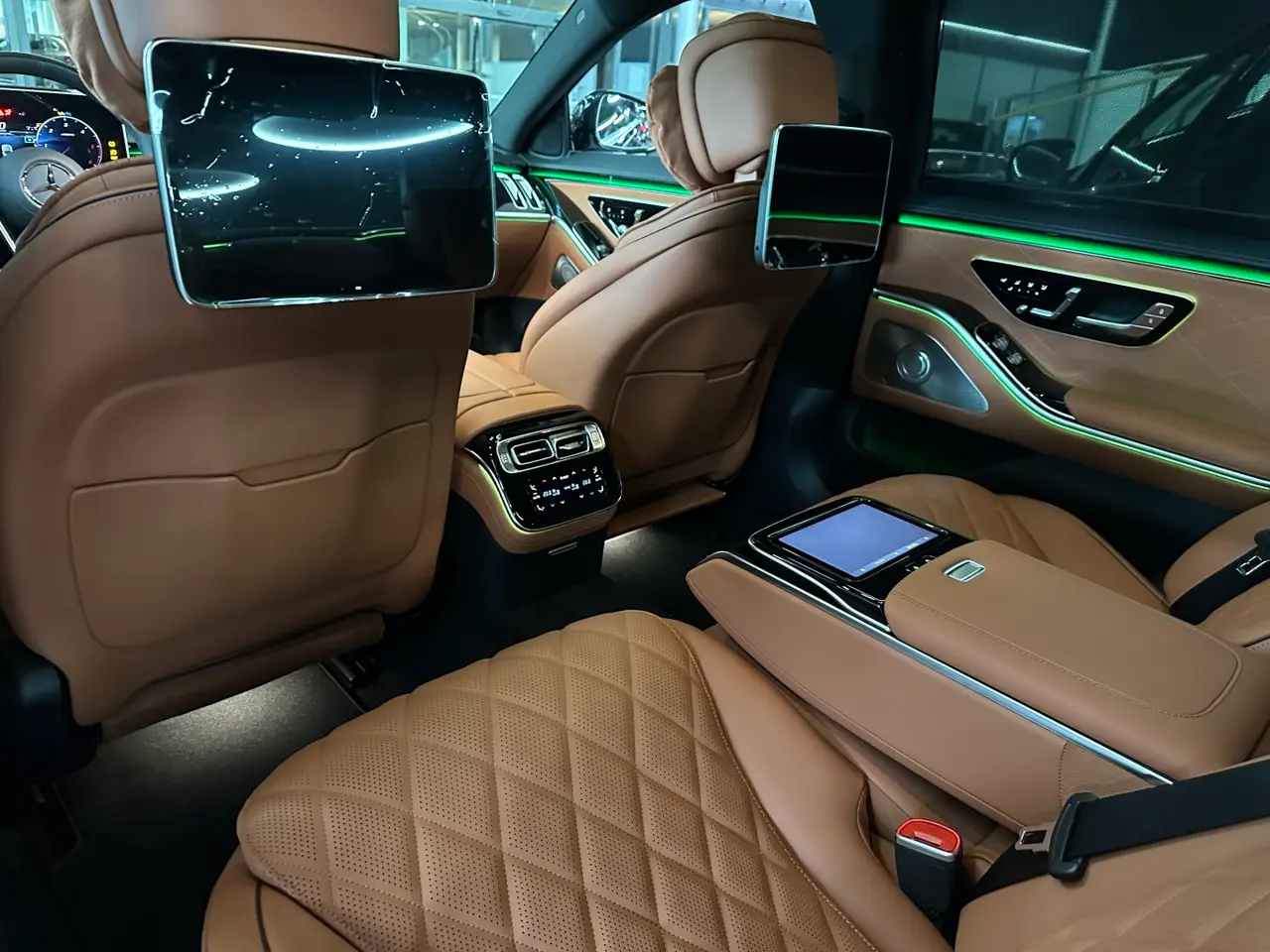Mercedes Benz S-klasse S400 Long 4-Matic 2023, intérieur — Nice Luxury Car Rental, Nice. Mercedes Benz S-klasse S400 Long 4-Matic in Nice La Mercedes Benz S-klasse S400 Long…