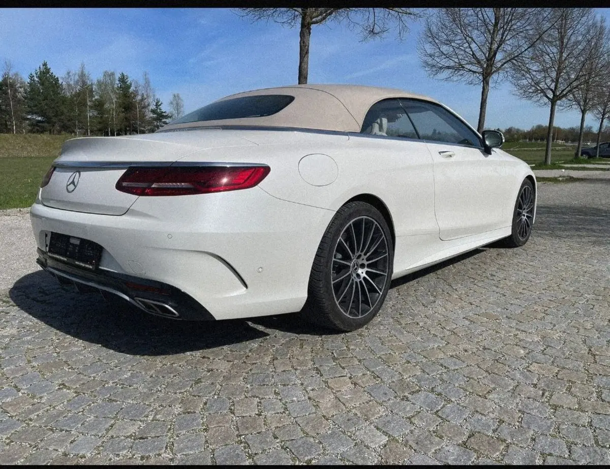 Mercedes Benz S560 Cabrio 2021, vue arrière — Nice Luxury Car Rental, Nice. Mercedes Benz S560 Cabrio in Nice Le Mercedes Benz S560 Cabrio 2021 fait partie des…