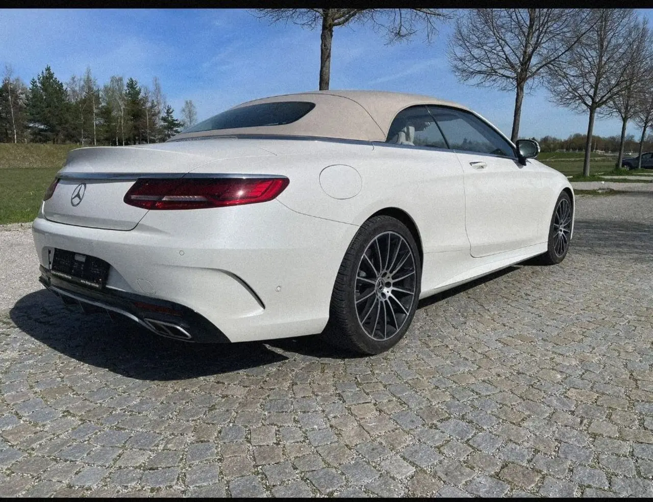 Mercedes Benz S560 Cabrio 2021, vue arrière — Nice Luxury Car Rental, Nice. Mercedes Benz S560 Cabrio in Nice Le Mercedes Benz S560 Cabrio 2021 fait partie des…