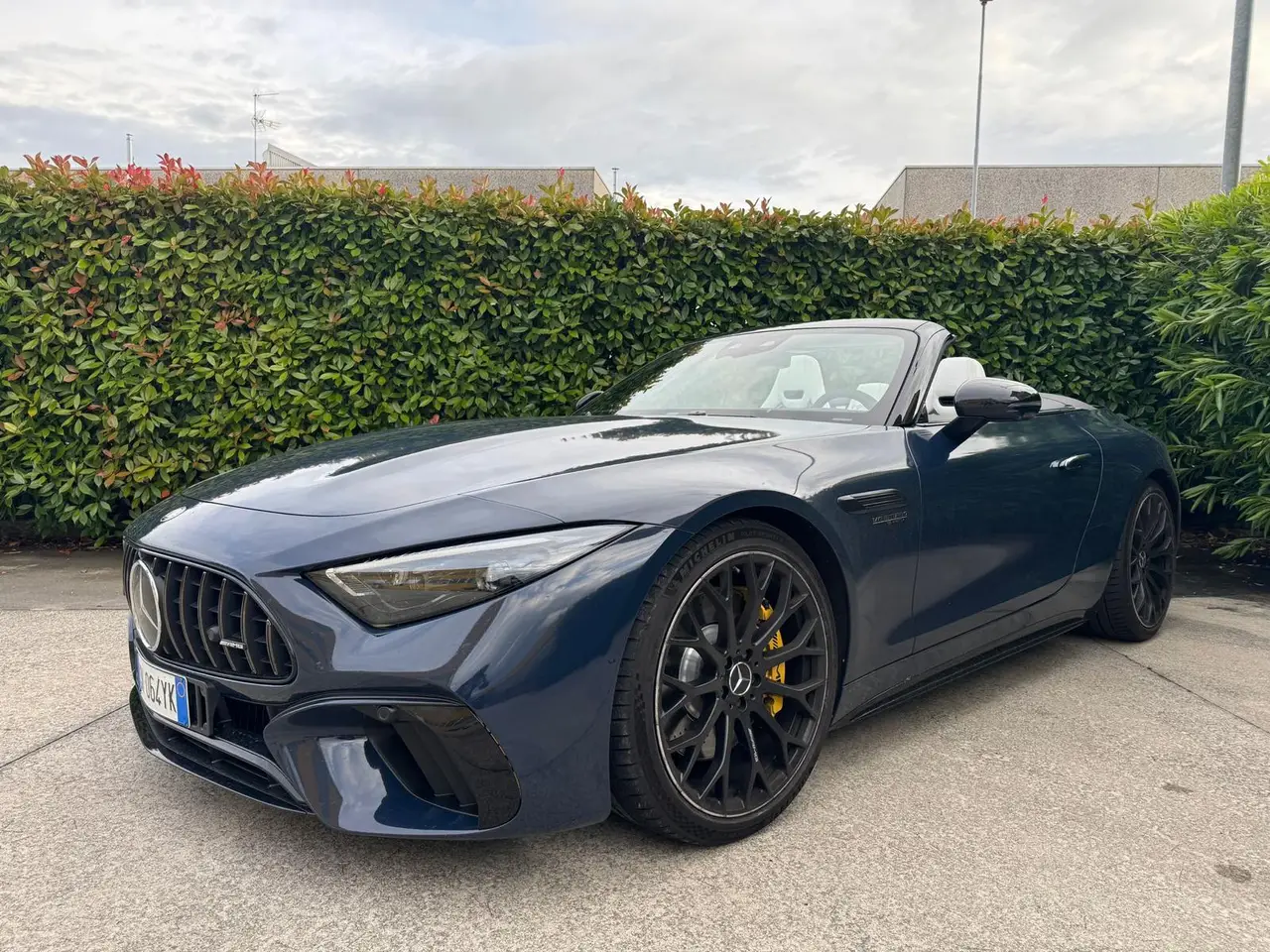 Mercedes Benz SL 63 AMG 2025, vue arrière — Nice Luxury Car Rental, Nice. Mercedes Benz SL 63 AMG in Nice La Mercedes Benz SL 63 AMG 2025 fait partie des sportives…
