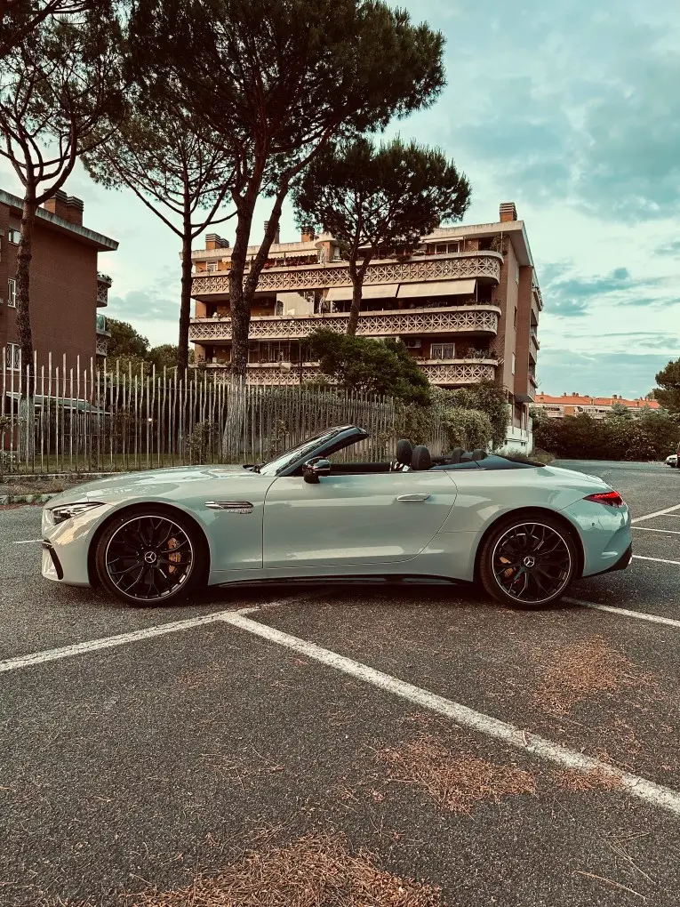 Mercedes Benz SL63 Cabrio 2023, extérieur — Nice Luxury Car Rental, Nice. Mercedes Benz SL63 Cabrio in Nice La Mercedes Benz SL63 Cabrio 2023 est proposée à la…