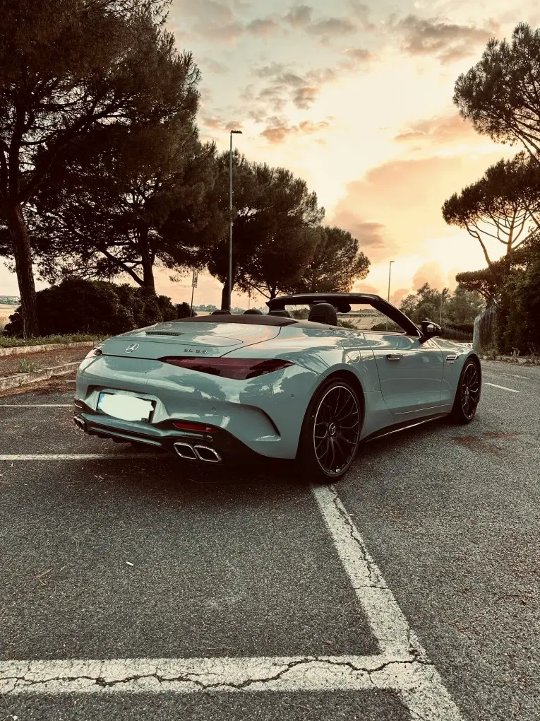 Mercedes Benz SL63 Cabrio 2023, vue arrière — Nice Luxury Car Rental, Nice. Mercedes Benz SL63 Cabrio in Nice La Mercedes Benz SL63 Cabrio 2023 est proposée à la…