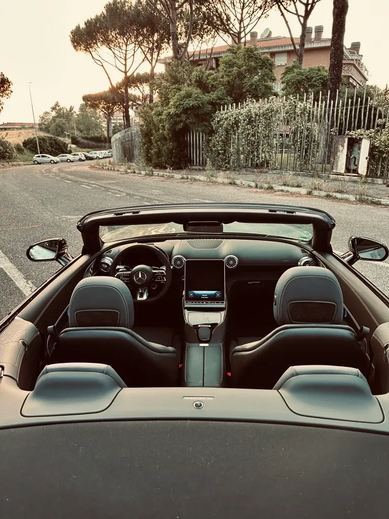 Mercedes Benz SL63 Cabrio 2023, intérieur — Nice Luxury Car Rental, Nice. Mercedes Benz SL63 Cabrio in Nice La Mercedes Benz SL63 Cabrio 2023 est proposée à la…