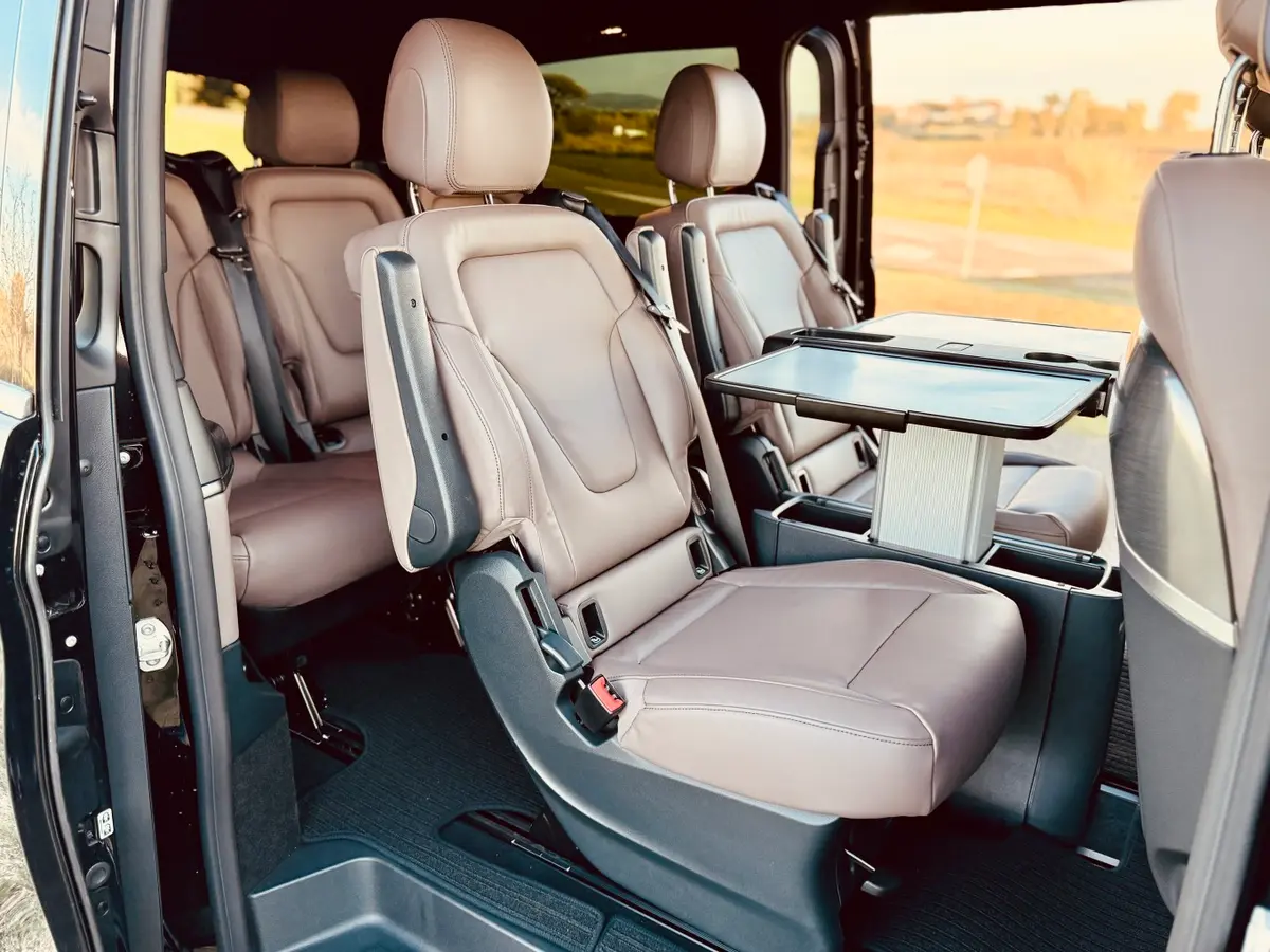 Mercedes Benz V300 4x4 XL Exclusive 7 seats 2025, vue arrière — Nice Luxury Car Rental, Nice. Mercedes Benz V300 4x4 XL Exclusive 7 seats in Nice Le Mercedes Benz V300 4x4 XL…