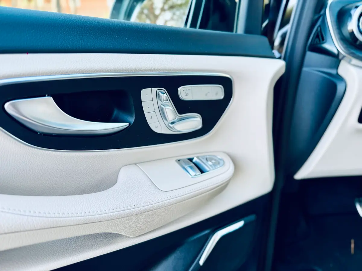 Mercedes Benz V300 4x4 XL VIP (Captain, 7 seat) 2025, vue avant — Nice Luxury Car Rental, Nice. Mercedes Benz V300 4x4 XL VIP (Captain, 7 seat) in Nice Le Mercedes Benz V300 4x4 XL VIP…