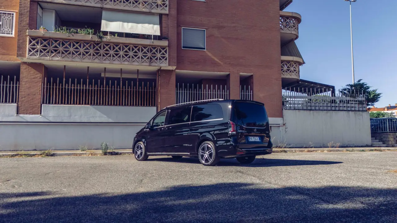 Mercedes Benz V300 4x4 XL VIP (Captain, 7 seat) 2025, intérieur — Nice Luxury Car Rental, Nice. Mercedes Benz V300 4x4 XL VIP (Captain, 7 seat) in Nice Le Mercedes Benz V300 4x4 XL VIP…
