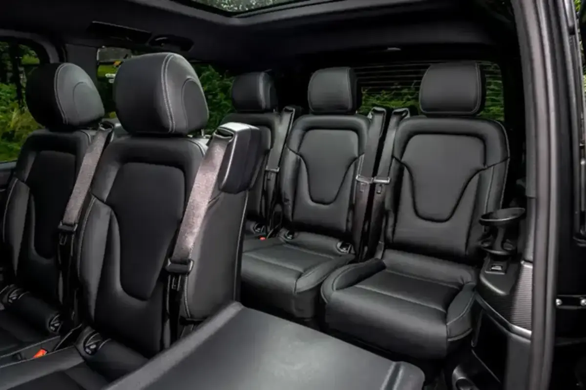 Mercedes Benz V300 8 seats 2025, extérieur — Nice Luxury Car Rental, Nice. Mercedes Benz V300 8 seats in Nice Le Mercedes Benz V300 8 seats 2025 est proposé à la…