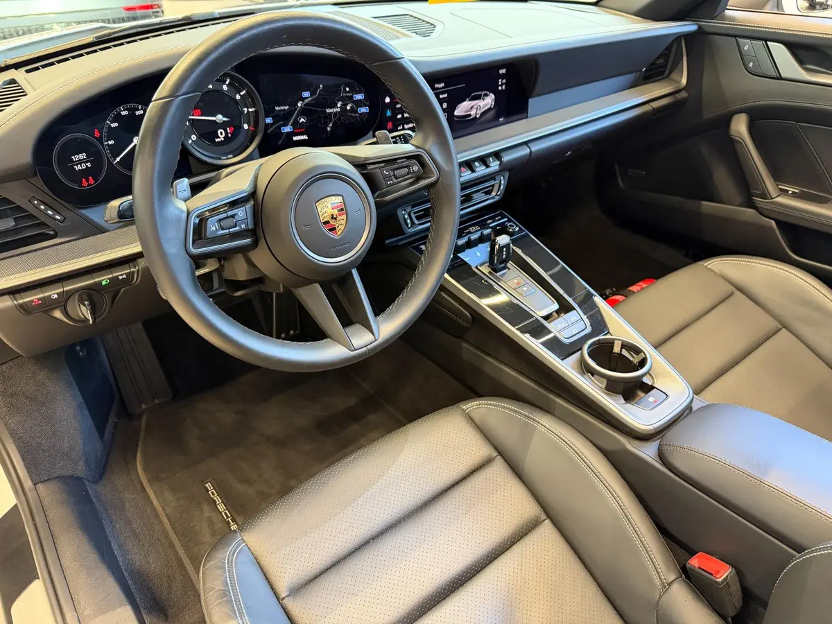 Porsche 911 Carrera S Cabrio (992) 2025, front view — Nice Luxury Car Rental, Nice. Porsche 911 Carrera S Cabrio (992) in Nice The Porsche 911 Carrera S Cabrio (992) 2025 is…