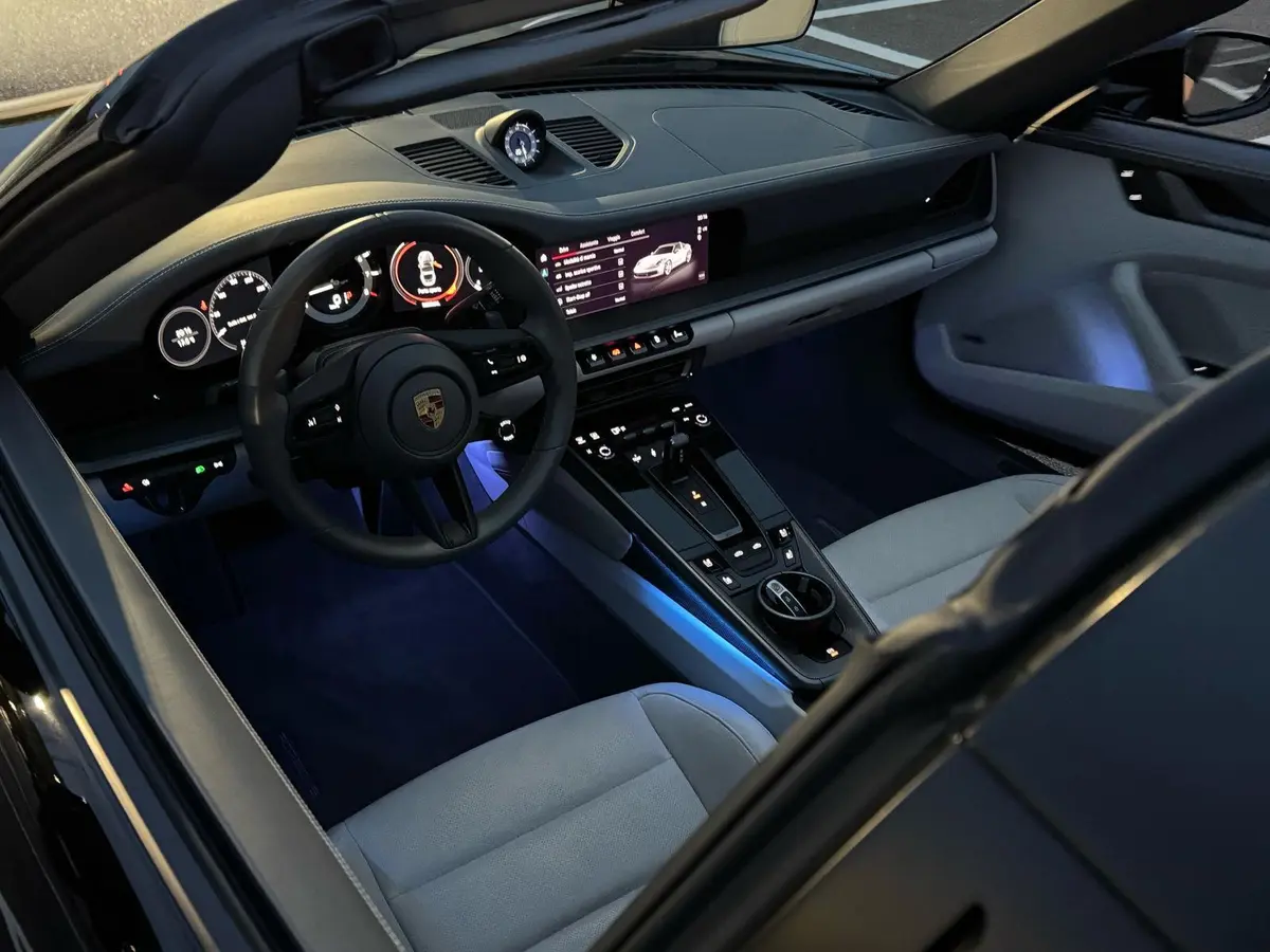 Porsche 911 Targa 2025, exterior — Nice Luxury Car Rental, Niza. Porsche 911 Targa in Niza El Porsche 911 Targa 2025 está disponible para alquiler en Niza…