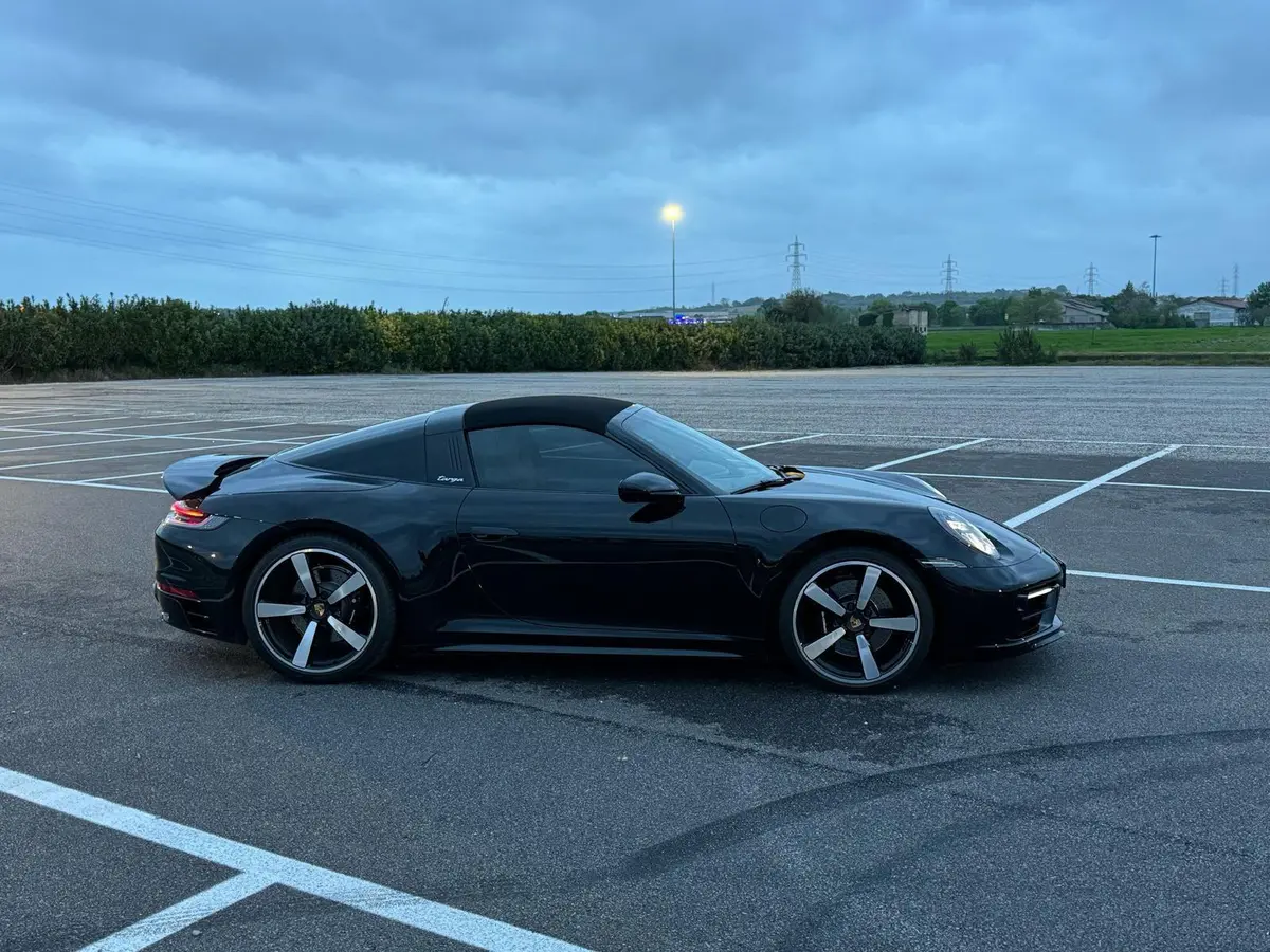 Porsche 911 Targa 2025, vista frontal — Nice Luxury Car Rental, Niza. Porsche 911 Targa in Niza El Porsche 911 Targa 2025 está disponible para alquiler en Niza…