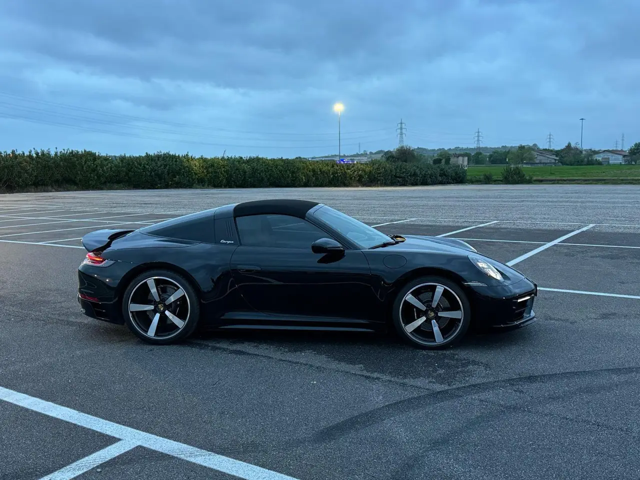 Porsche 911 Targa 2025, vista frontal — Nice Luxury Car Rental, Niza. Porsche 911 Targa in Niza El Porsche 911 Targa 2025 está disponible para alquiler en Niza…