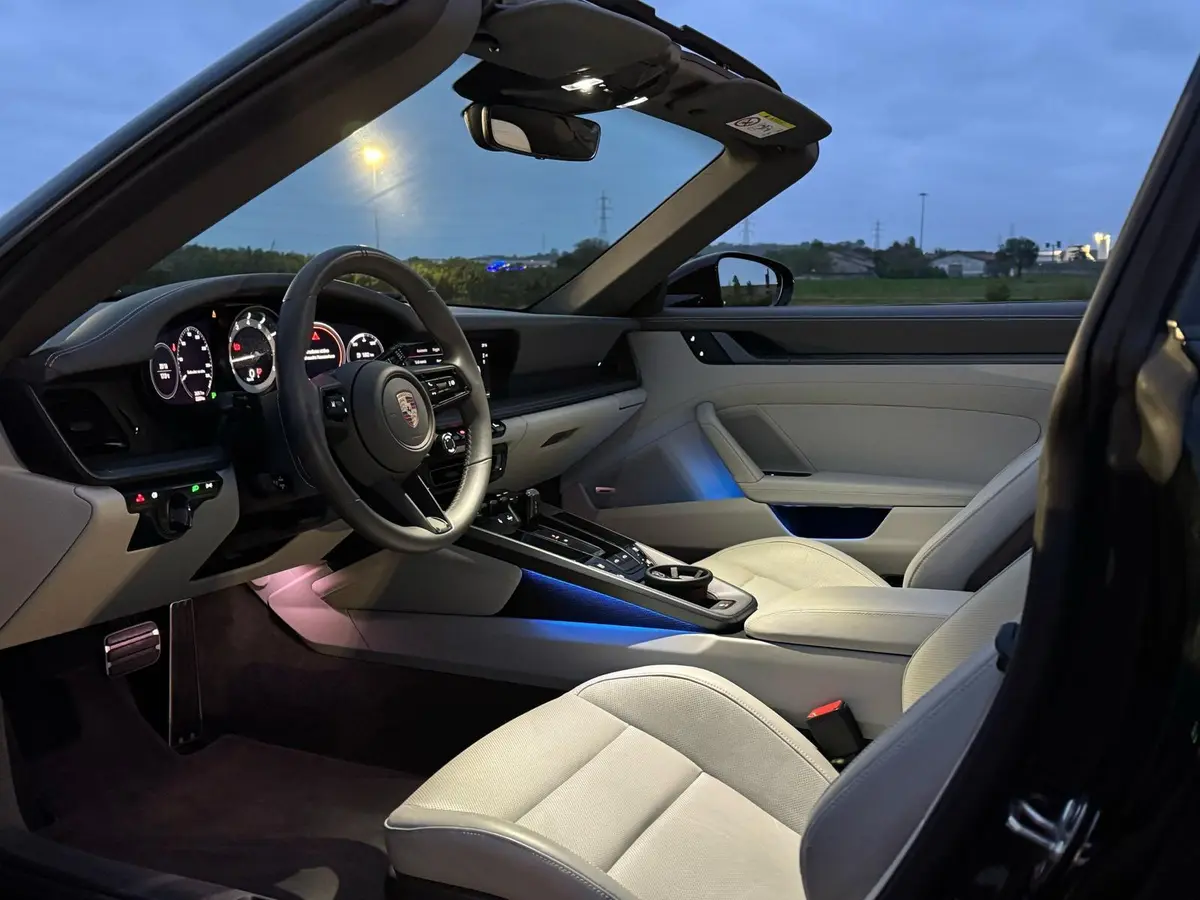 Porsche 911 Targa 2025, vista trasera — Nice Luxury Car Rental, Niza. Porsche 911 Targa in Niza El Porsche 911 Targa 2025 está disponible para alquiler en Niza…