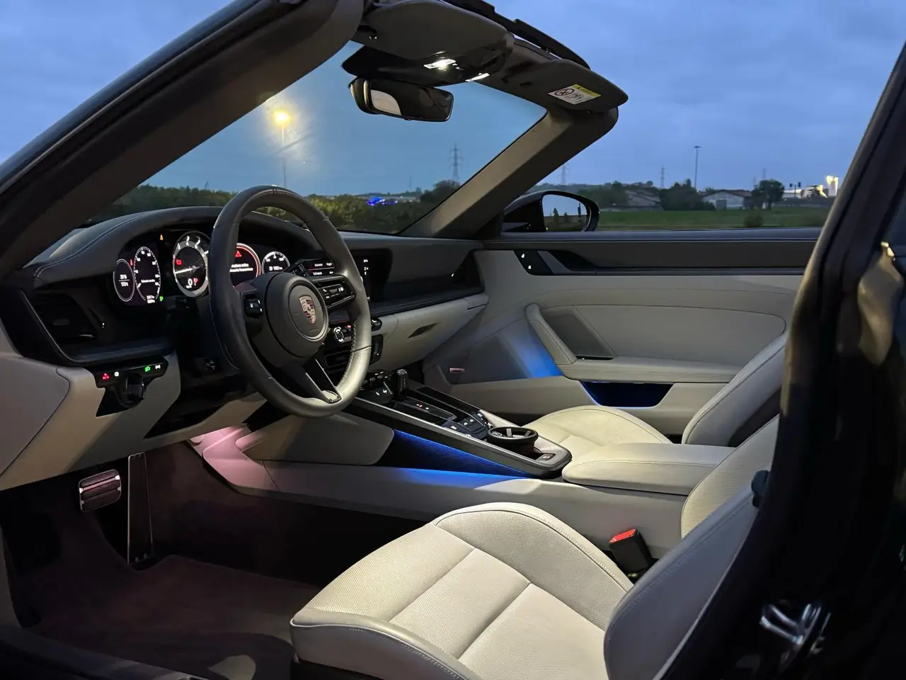 Porsche 911 Targa 2025, vista trasera — Nice Luxury Car Rental, Niza. Porsche 911 Targa in Niza El Porsche 911 Targa 2025 está disponible para alquiler en Niza…