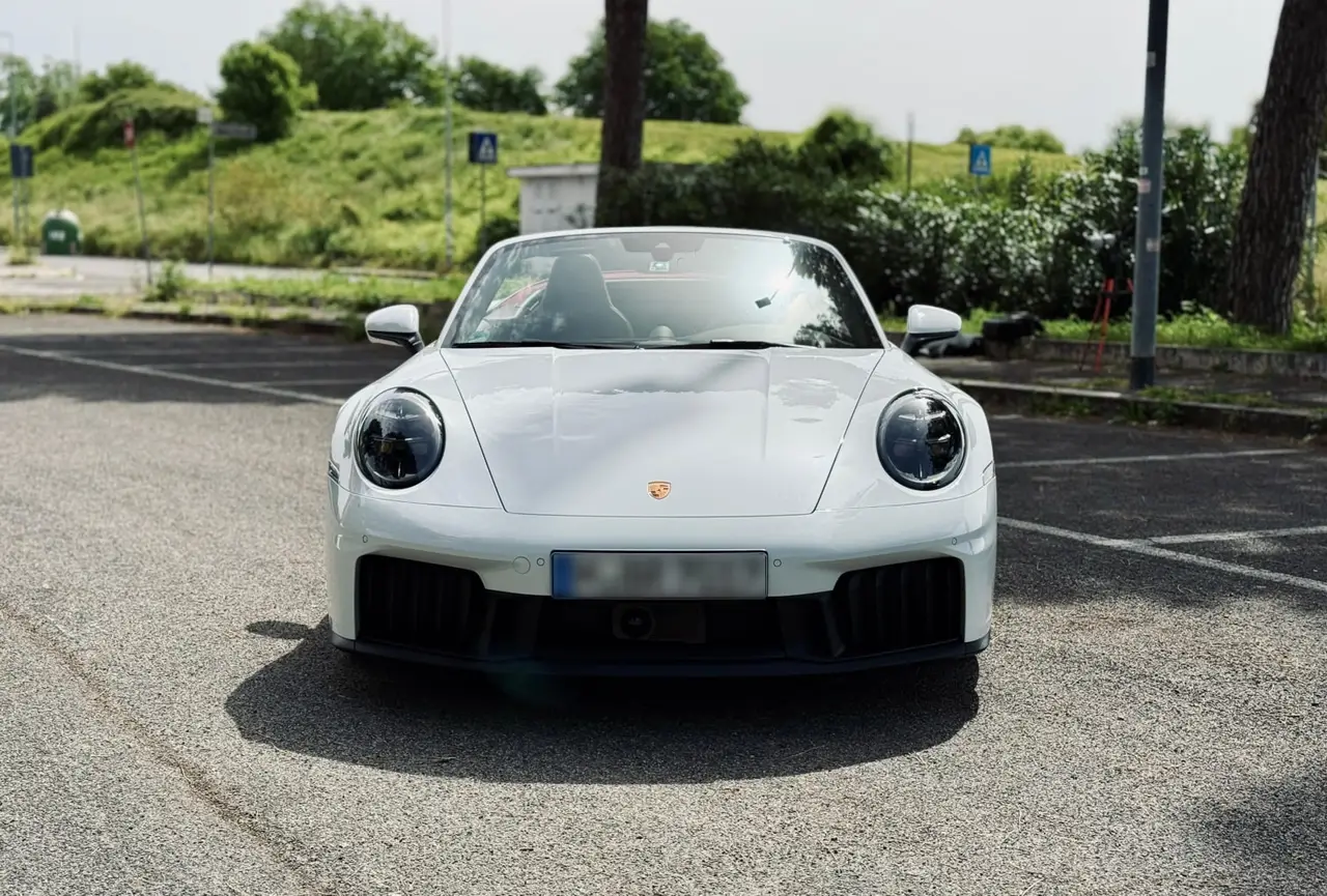 Porsche 992.2 Carrera 4 GTS Cabrio 2025, exterior — Nice Luxury Car Rental, Niza. Porsche 992.2 Carrera 4 GTS Cabrio in Niza El Porsche 992.2 Carrera 4 GTS Cabrio 2025 se…