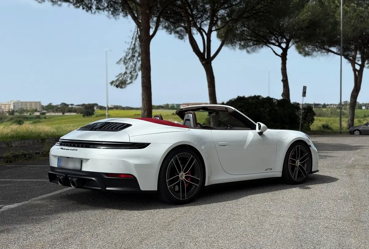 Porsche 992.2 Carrera 4 GTS Cabrio 2025, vista frontal — Nice Luxury Car Rental, Niza. Porsche 992.2 Carrera 4 GTS Cabrio in Niza El Porsche 992.2 Carrera 4 GTS Cabrio 2025 se…