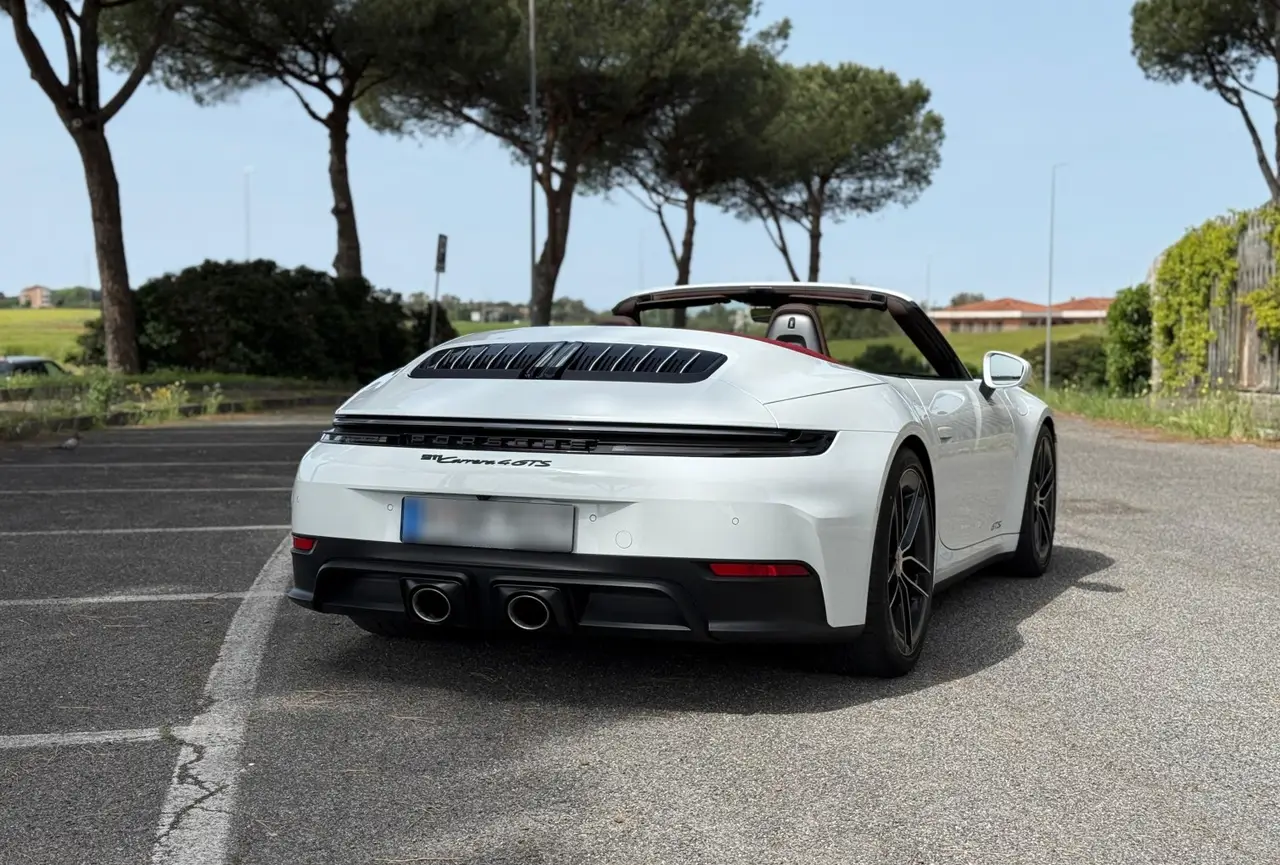 Porsche 992.2 Carrera 4 GTS Cabrio 2025, vista trasera — Nice Luxury Car Rental, Niza. Porsche 992.2 Carrera 4 GTS Cabrio in Niza El Porsche 992.2 Carrera 4 GTS Cabrio 2025 se…