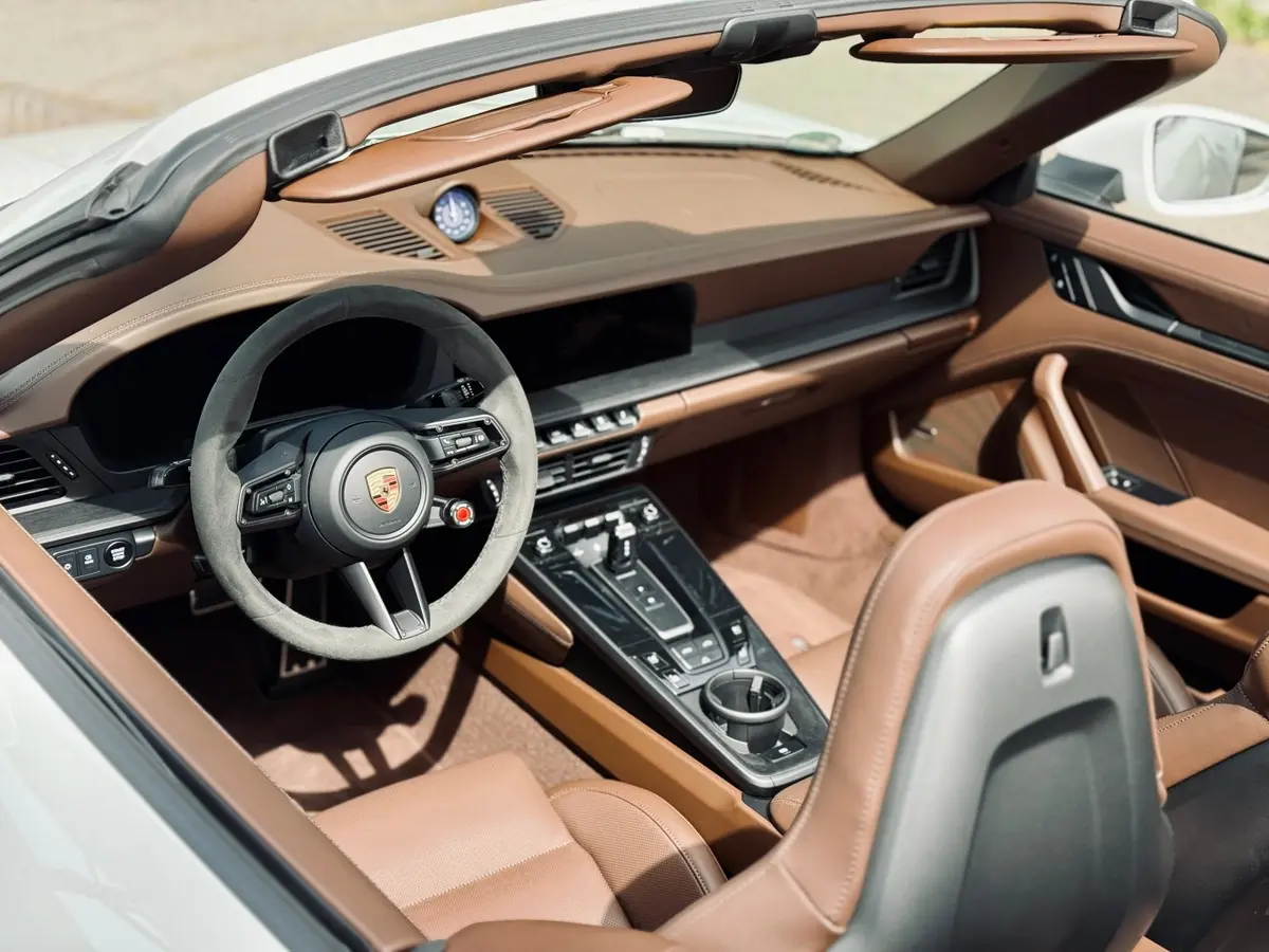 Porsche 992.2 Carrera 4 GTS Cabrio 2025, interior — Nice Luxury Car Rental, Niza. Porsche 992.2 Carrera 4 GTS Cabrio in Niza El Porsche 992.2 Carrera 4 GTS Cabrio 2025 se…
