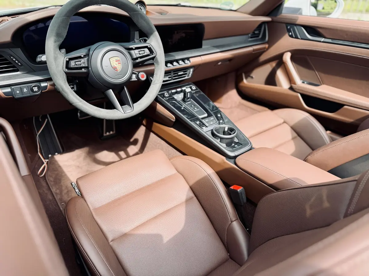 Porsche 992.2 Carrera 4 GTS Cabrio 2025, salpicadero — Nice Luxury Car Rental, Niza. Porsche 992.2 Carrera 4 GTS Cabrio in Niza El Porsche 992.2 Carrera 4 GTS Cabrio 2025 se…