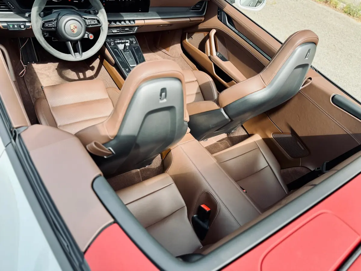 Porsche 992.2 Carrera 4 GTS Cabrio 2025, perfil lateral — Nice Luxury Car Rental, Niza. Porsche 992.2 Carrera 4 GTS Cabrio in Niza El Porsche 992.2 Carrera 4 GTS Cabrio 2025 se…