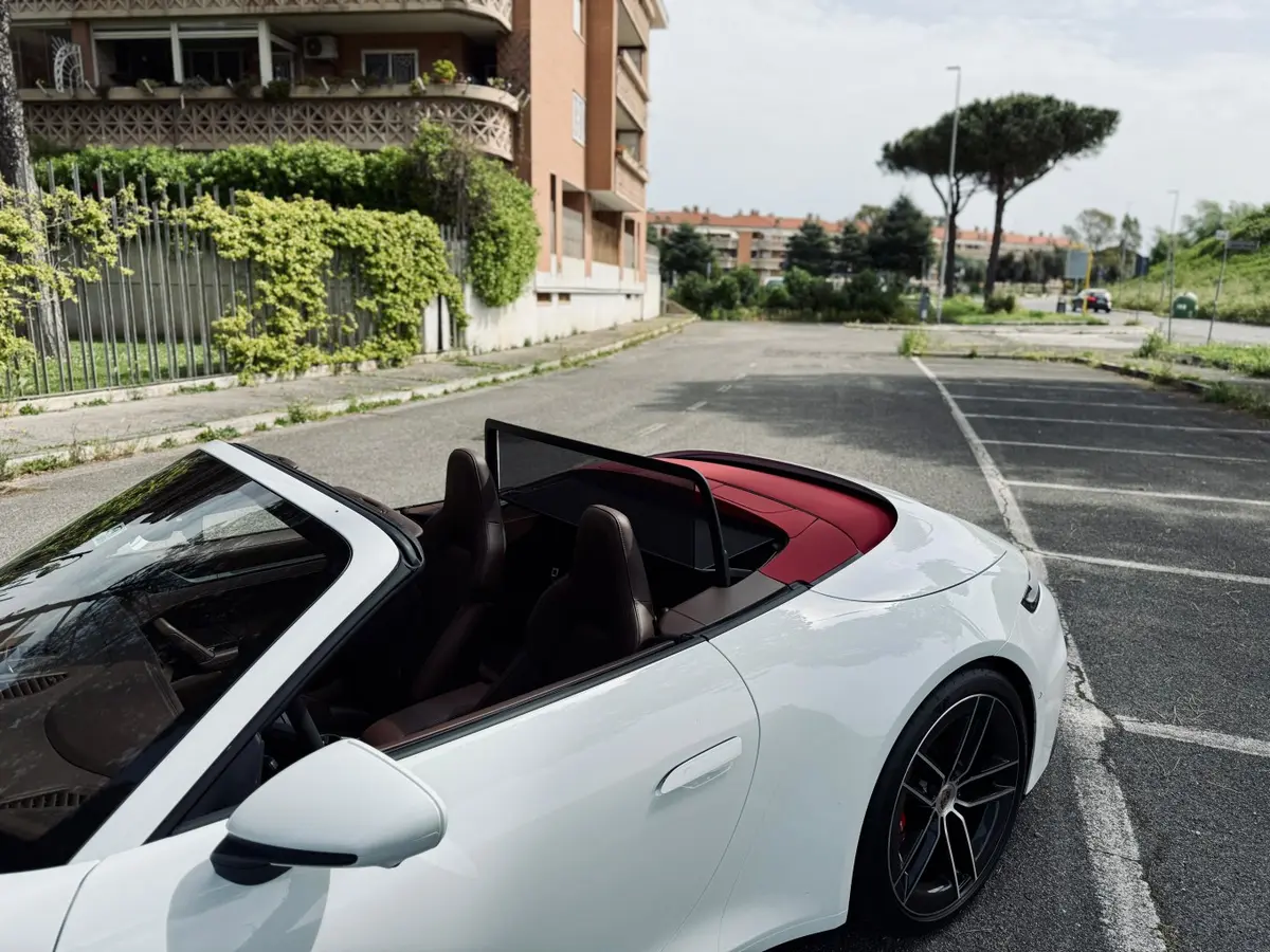 Porsche 992.2 Carrera 4 GTS Cabrio 2025, exterior — Nice Luxury Car Rental, Niza. Porsche 992.2 Carrera 4 GTS Cabrio in Niza El Porsche 992.2 Carrera 4 GTS Cabrio 2025 se…