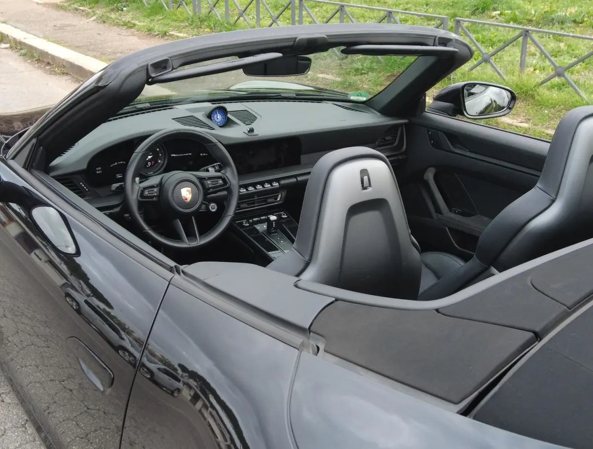 Porsche 992 Carrera 4 GTS Cabrio 2024, intérieur — Nice Luxury Car Rental, Nice. Porsche 992 Carrera 4 GTS Cabrio in Nice La Porsche 992 Carrera 4 GTS Cabrio 2024 se loue…