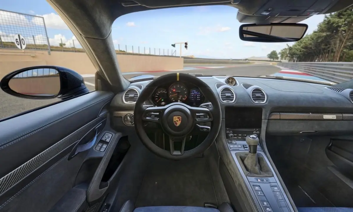 Porsche GT4 RS 2024, exterior — Nice Luxury Car Rental, Niza. Porsche GT4 RS in Niza El Porsche GT4 RS 2024 se ofrece en alquiler en Niza como…