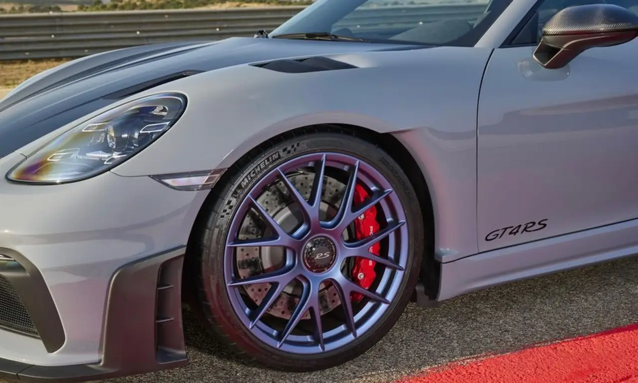 Porsche GT4 RS 2024, vista frontal — Nice Luxury Car Rental, Niza. Porsche GT4 RS in Niza El Porsche GT4 RS 2024 se ofrece en alquiler en Niza como…