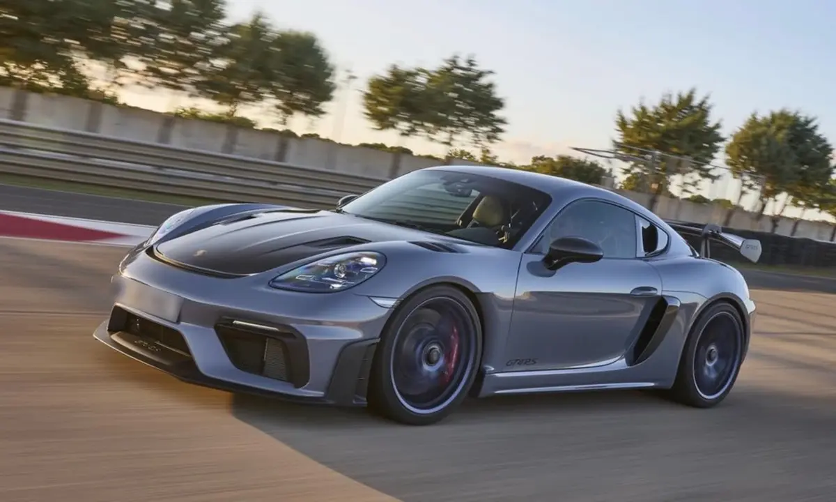 Porsche GT4 RS 2024, vista trasera — Nice Luxury Car Rental, Niza. Porsche GT4 RS in Niza El Porsche GT4 RS 2024 se ofrece en alquiler en Niza como…