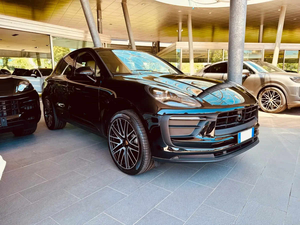 Porsche Macan 2024, extérieur — Nice Luxury Car Rental, Nice. Porsche Macan in Nice Le Porsche Macan 2024 est proposé à la location à Nice pour les…