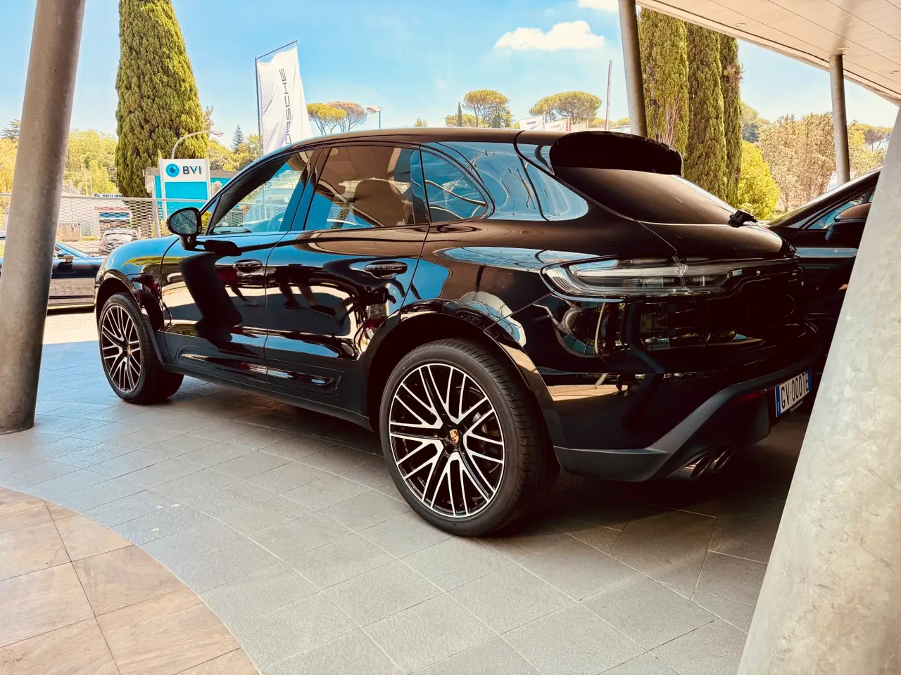 Porsche Macan 2024, vue arrière — Nice Luxury Car Rental, Nice. Porsche Macan in Nice Le Porsche Macan 2024 est proposé à la location à Nice pour les…