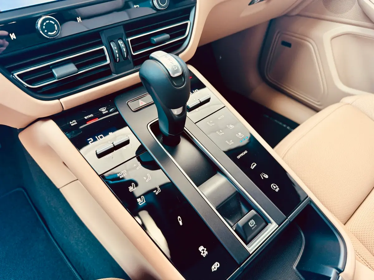 Porsche Macan 2024, intérieur — Nice Luxury Car Rental, Nice. Porsche Macan in Nice Le Porsche Macan 2024 est proposé à la location à Nice pour les…
