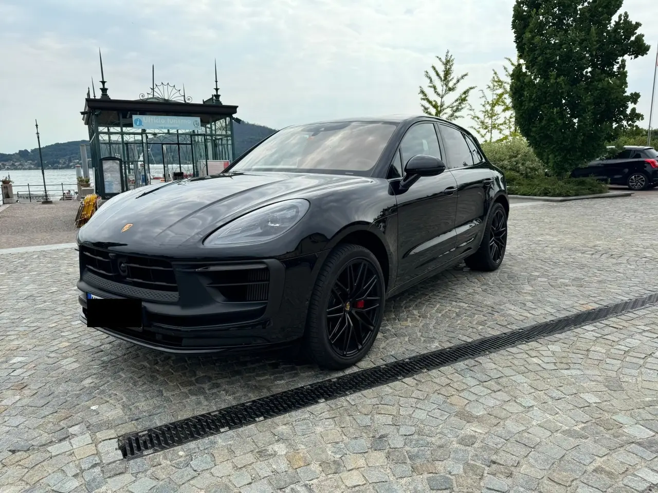 Porsche Macan GTS 2024, vue arrière — Nice Luxury Car Rental, Nice. Porsche Macan GTS in Nice La Porsche Macan GTS 2024 rejoint la sélection disponible à la…