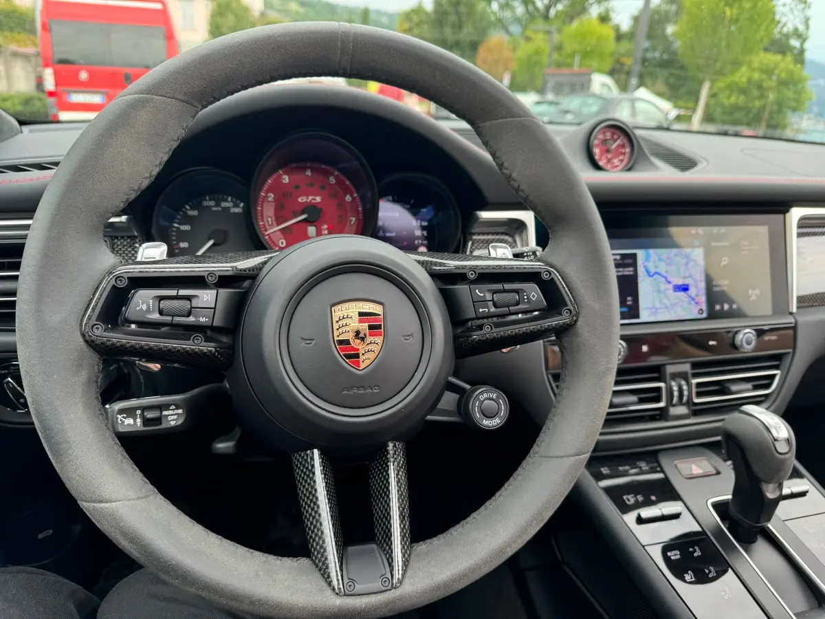 Porsche Macan GTS 2024, intérieur — Nice Luxury Car Rental, Nice. Porsche Macan GTS in Nice La Porsche Macan GTS 2024 rejoint la sélection disponible à la…