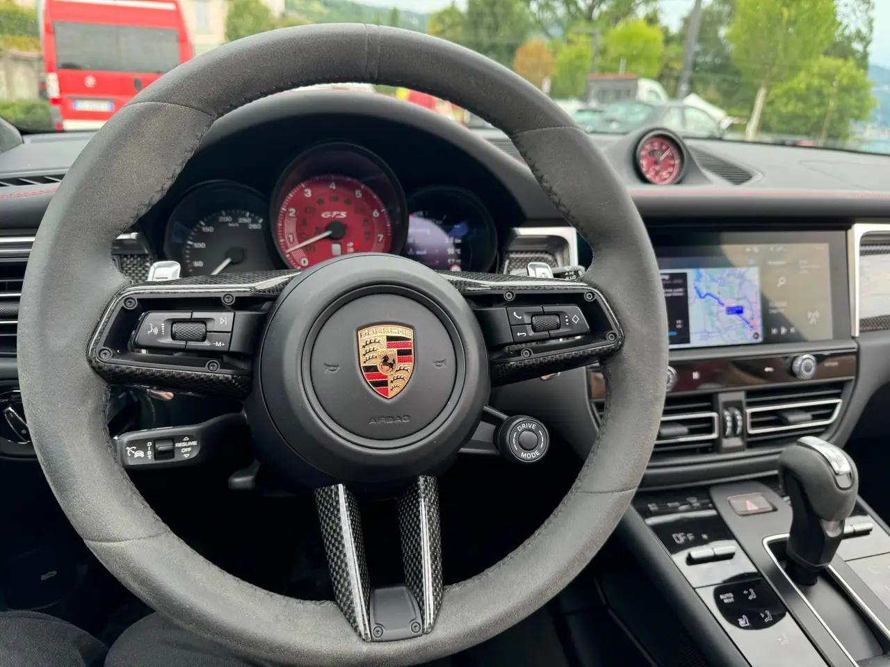 Porsche Macan GTS 2024, intérieur — Nice Luxury Car Rental, Nice. Porsche Macan GTS in Nice La Porsche Macan GTS 2024 rejoint la sélection disponible à la…