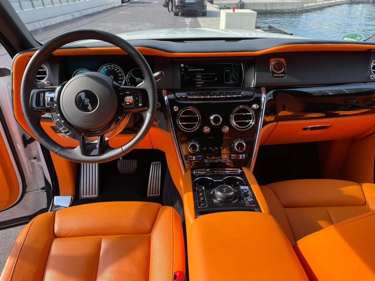 Rolls-Royce Cullinan 2022, vue arrière — Nice Luxury Car Rental, Nice. Rolls-Royce Cullinan in Nice Le Rolls-Royce Cullinan 2022 est disponible à la location à…