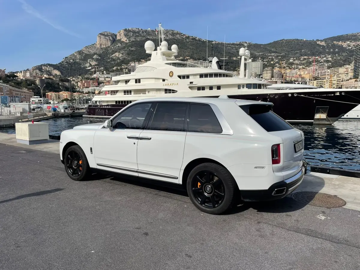 Rolls-Royce Cullinan 2022, extérieur — Nice Luxury Car Rental, Nice. Rolls-Royce Cullinan in Nice Le Rolls-Royce Cullinan 2022 est disponible à la location à…