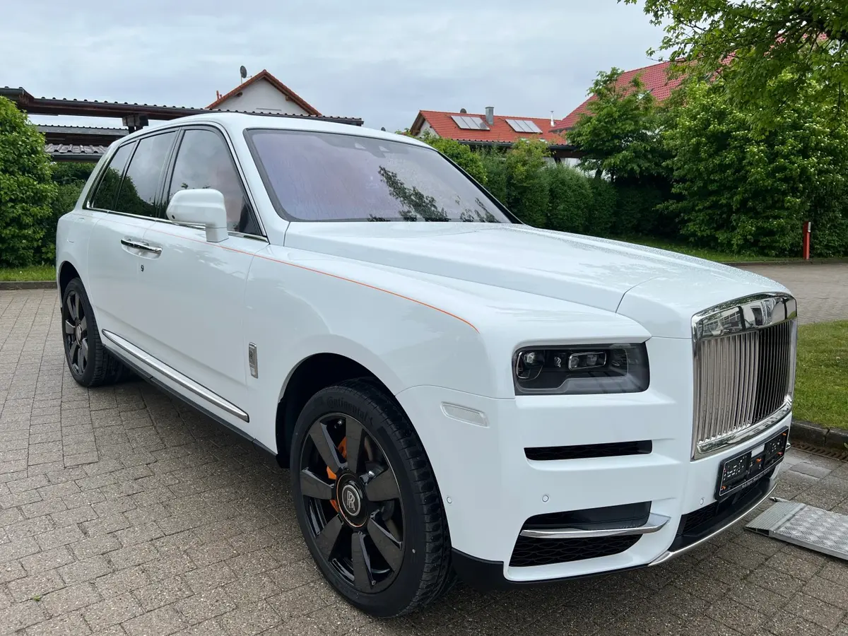 Rolls-Royce Cullinan 2022, intérieur — Nice Luxury Car Rental, Nice. Rolls-Royce Cullinan in Nice Le Rolls-Royce Cullinan 2022 est disponible à la location à…