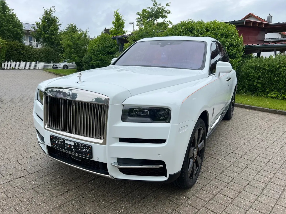Rolls-Royce Cullinan 2022, tableau de bord — Nice Luxury Car Rental, Nice. Rolls-Royce Cullinan in Nice Le Rolls-Royce Cullinan 2022 est disponible à la location à…