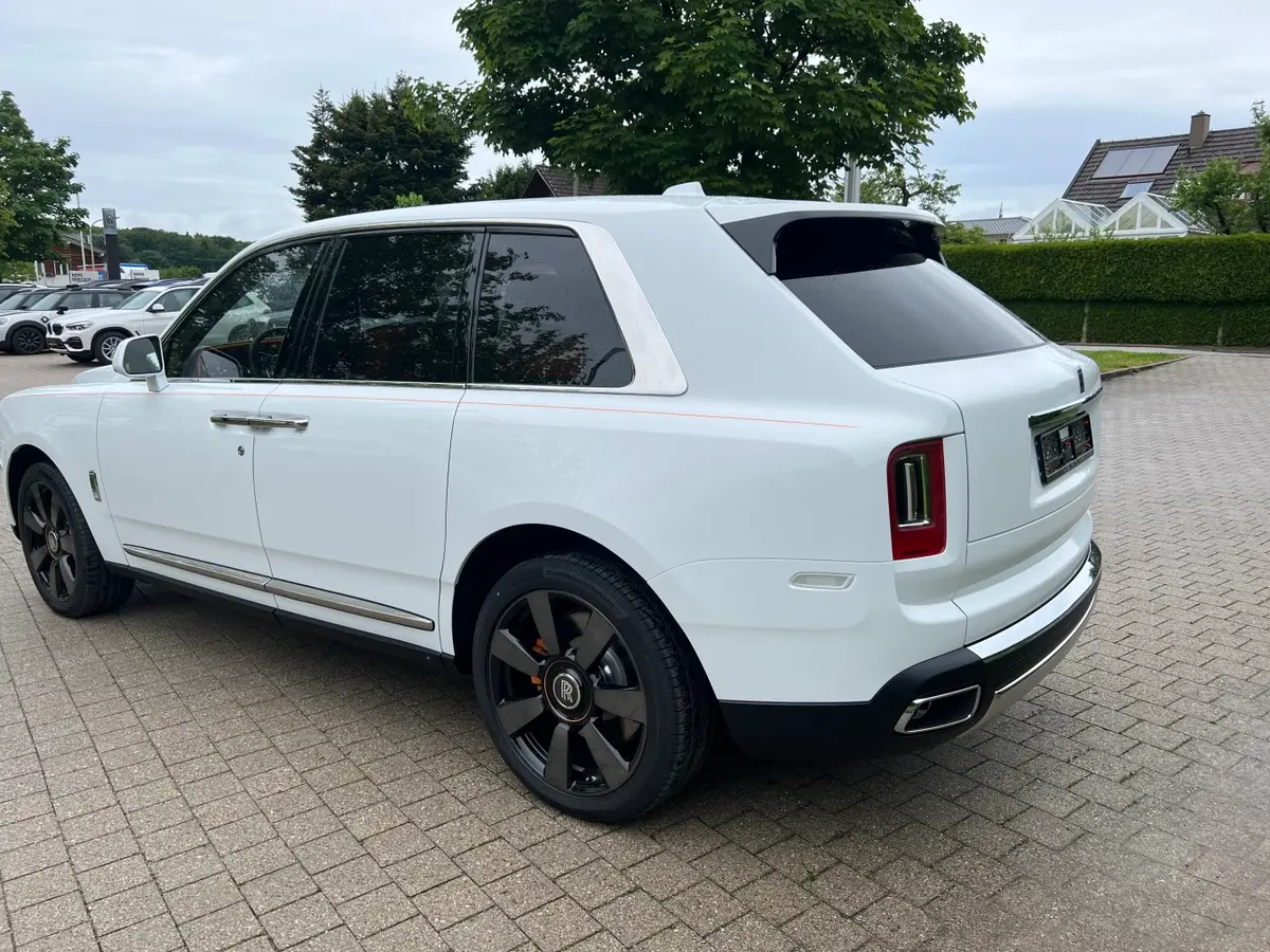 Rolls-Royce Cullinan 2022, profil latéral — Nice Luxury Car Rental, Nice. Rolls-Royce Cullinan in Nice Le Rolls-Royce Cullinan 2022 est disponible à la location à…