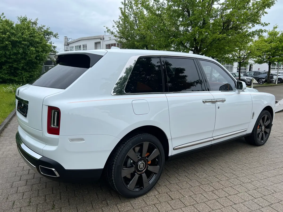 Rolls-Royce Cullinan 2022, extérieur — Nice Luxury Car Rental, Nice. Rolls-Royce Cullinan in Nice Le Rolls-Royce Cullinan 2022 est disponible à la location à…