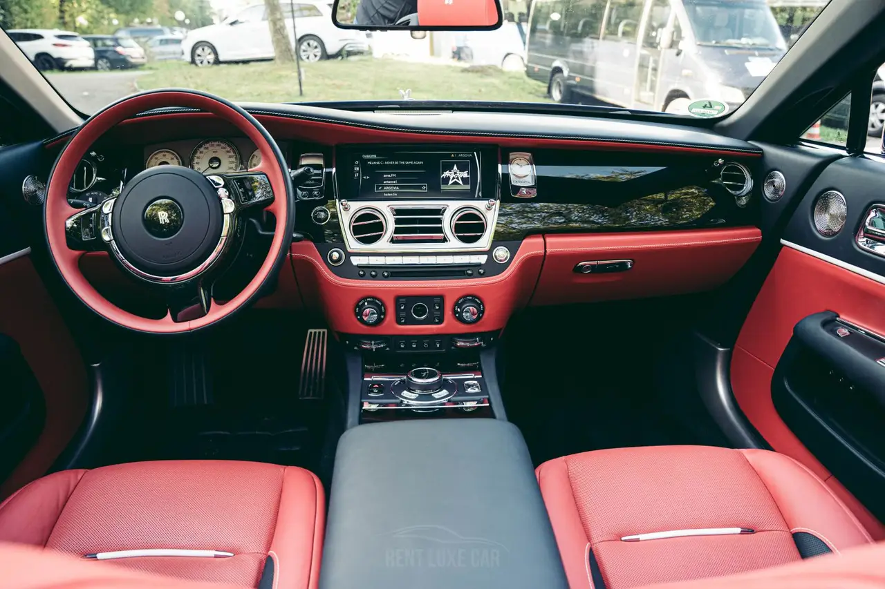Rolls-Royce Dawn 2022, extérieur — Nice Luxury Car Rental, Nice. Rolls-Royce Dawn in Nice La Rolls-Royce Dawn 2022 fait partie des véhicules disponibles à…