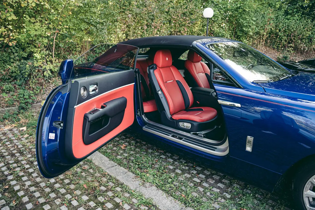 Rolls-Royce Dawn 2022, vue avant — Nice Luxury Car Rental, Nice. Rolls-Royce Dawn in Nice La Rolls-Royce Dawn 2022 fait partie des véhicules disponibles à…