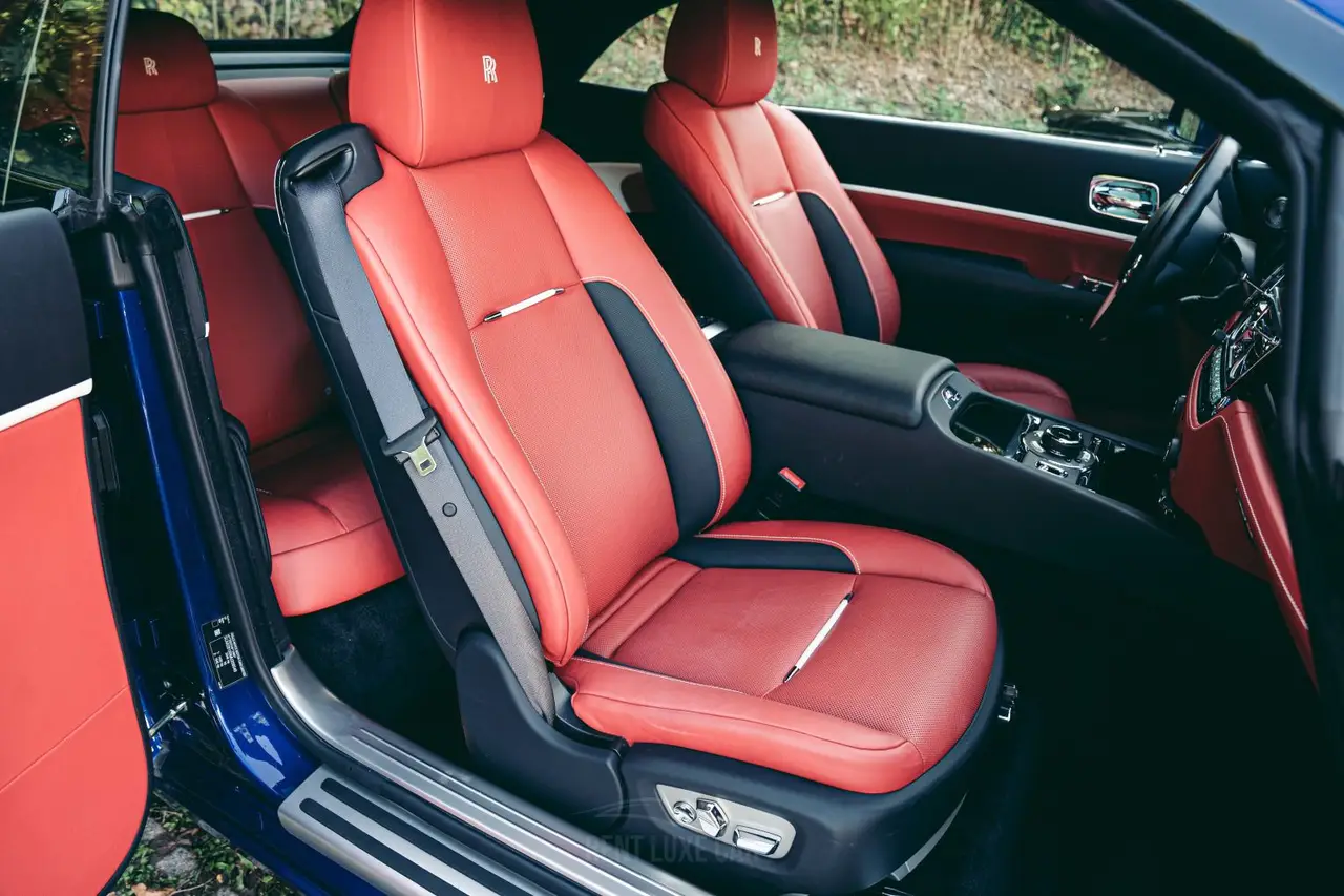 Rolls-Royce Dawn 2022, vue arrière — Nice Luxury Car Rental, Nice. Rolls-Royce Dawn in Nice La Rolls-Royce Dawn 2022 fait partie des véhicules disponibles à…