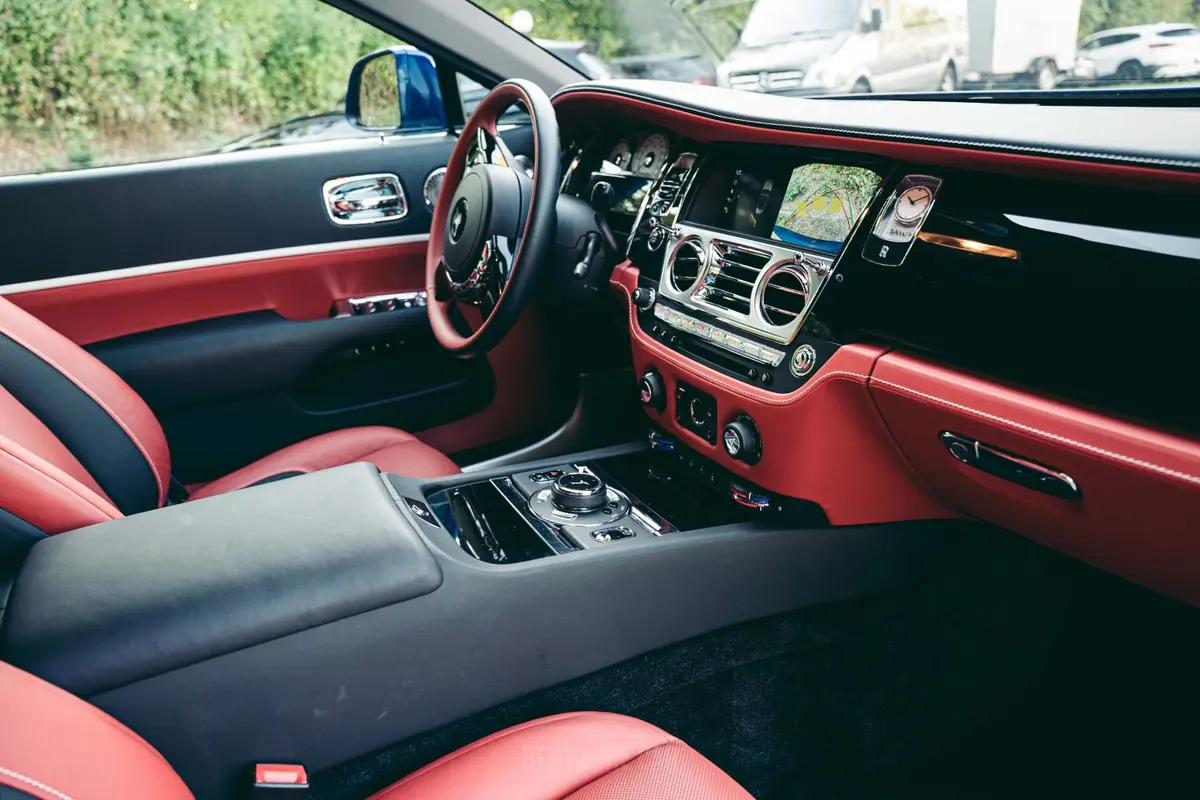 Rolls-Royce Dawn 2022, intérieur — Nice Luxury Car Rental, Nice. Rolls-Royce Dawn in Nice La Rolls-Royce Dawn 2022 fait partie des véhicules disponibles à…