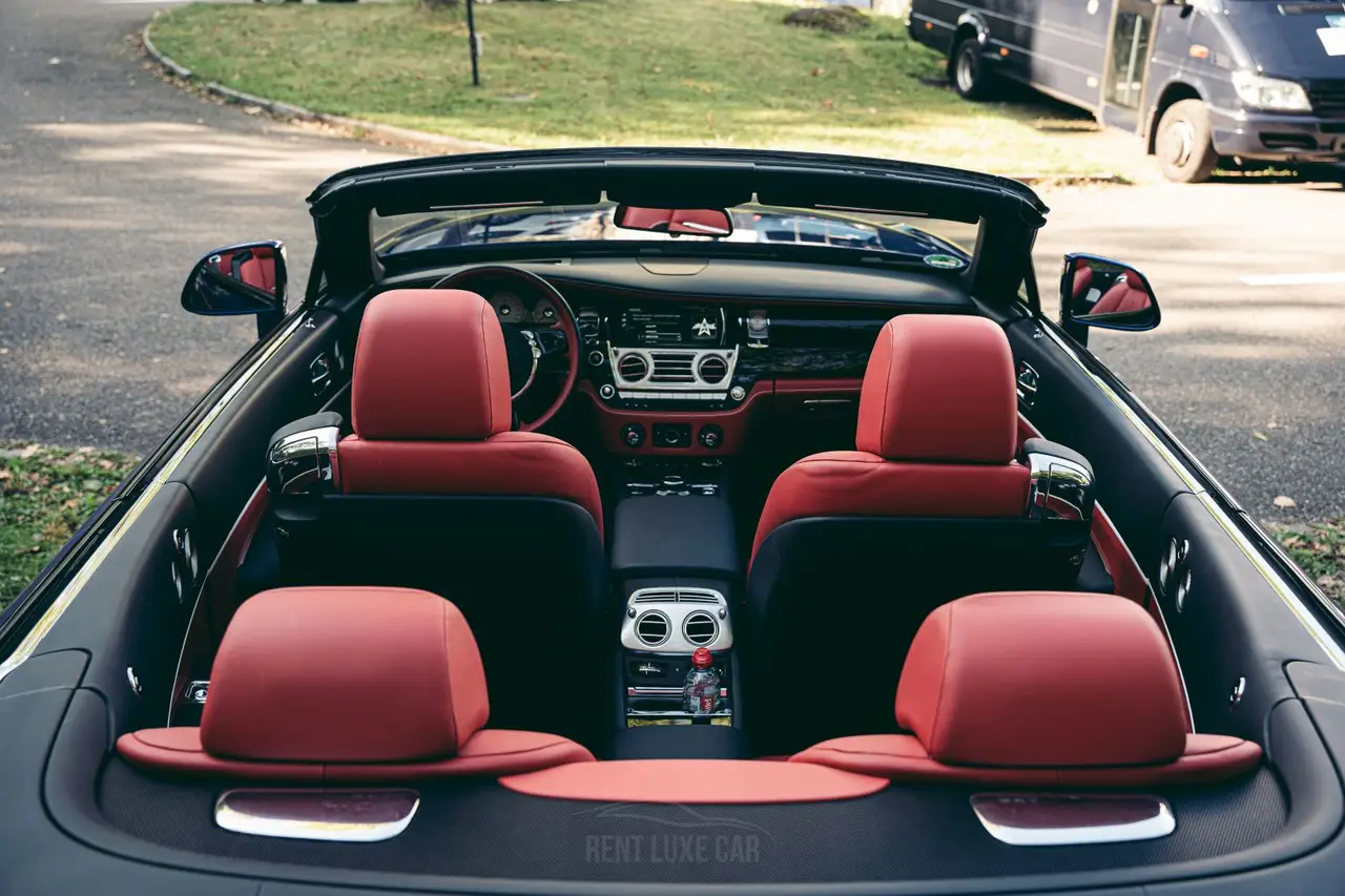 Rolls-Royce Dawn 2022, tableau de bord — Nice Luxury Car Rental, Nice. Rolls-Royce Dawn in Nice La Rolls-Royce Dawn 2022 fait partie des véhicules disponibles à…