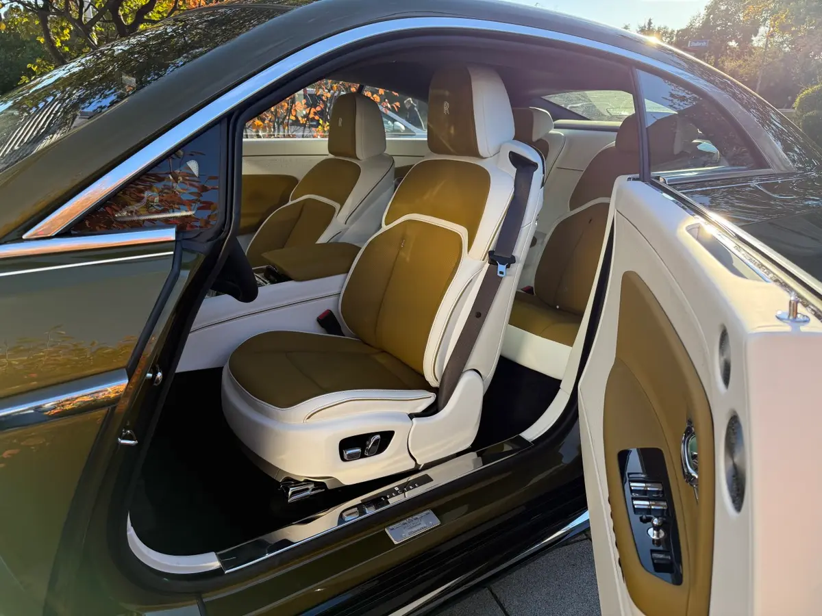 Rolls-Royce Spectre 2024, вид сзади — Nice Luxury Car Rental, Ницца. Rolls-Royce Spectre in Ницца Rolls-Royce Spectre 2024 года доступен для аренды в Ницце…