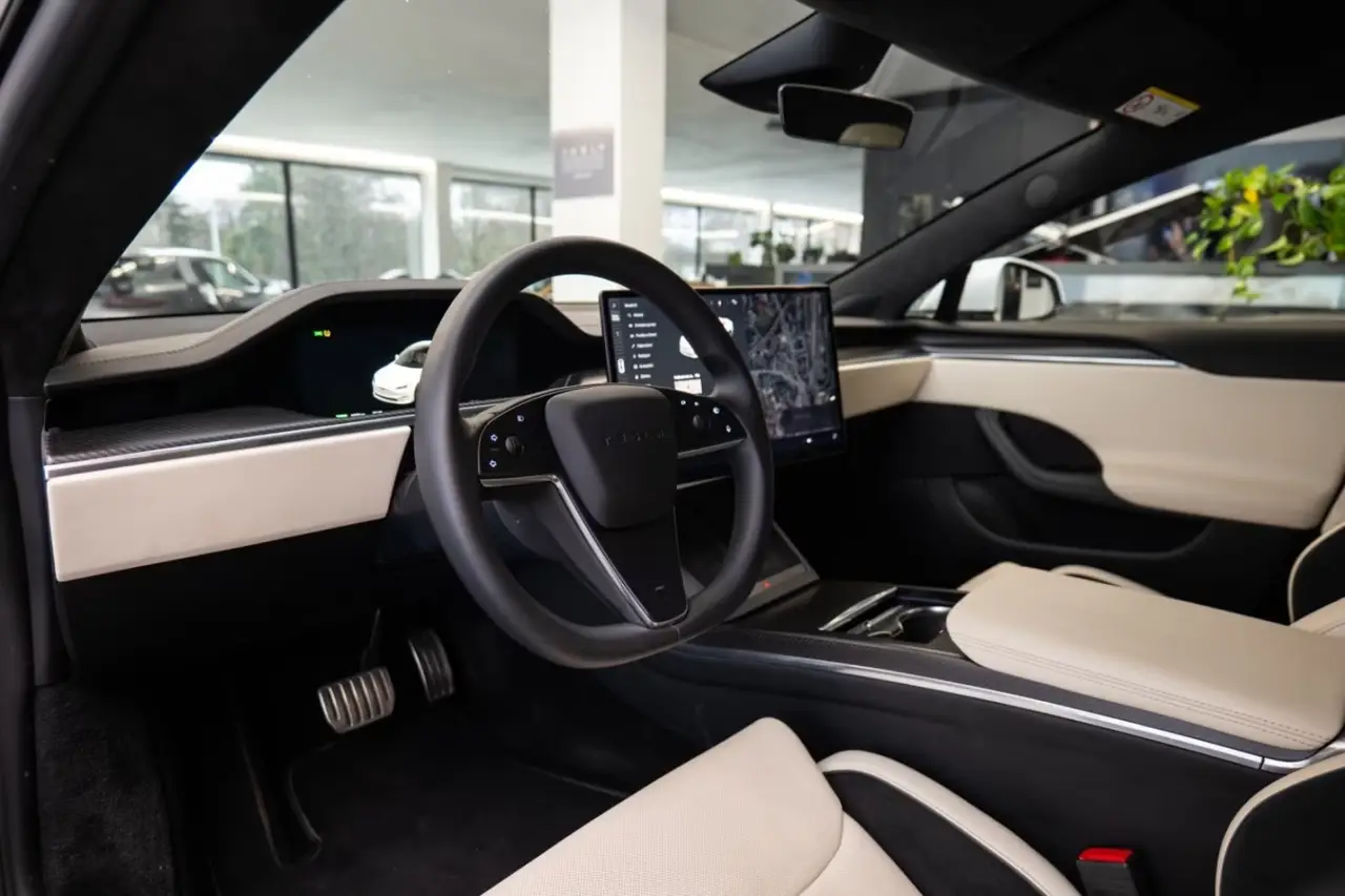 Tesla Model S Plaid 2025, vue avant — Nice Luxury Car Rental, Nice. Tesla Model S Plaid in Nice La Tesla Model S Plaid 2025 fait partie des véhicules…