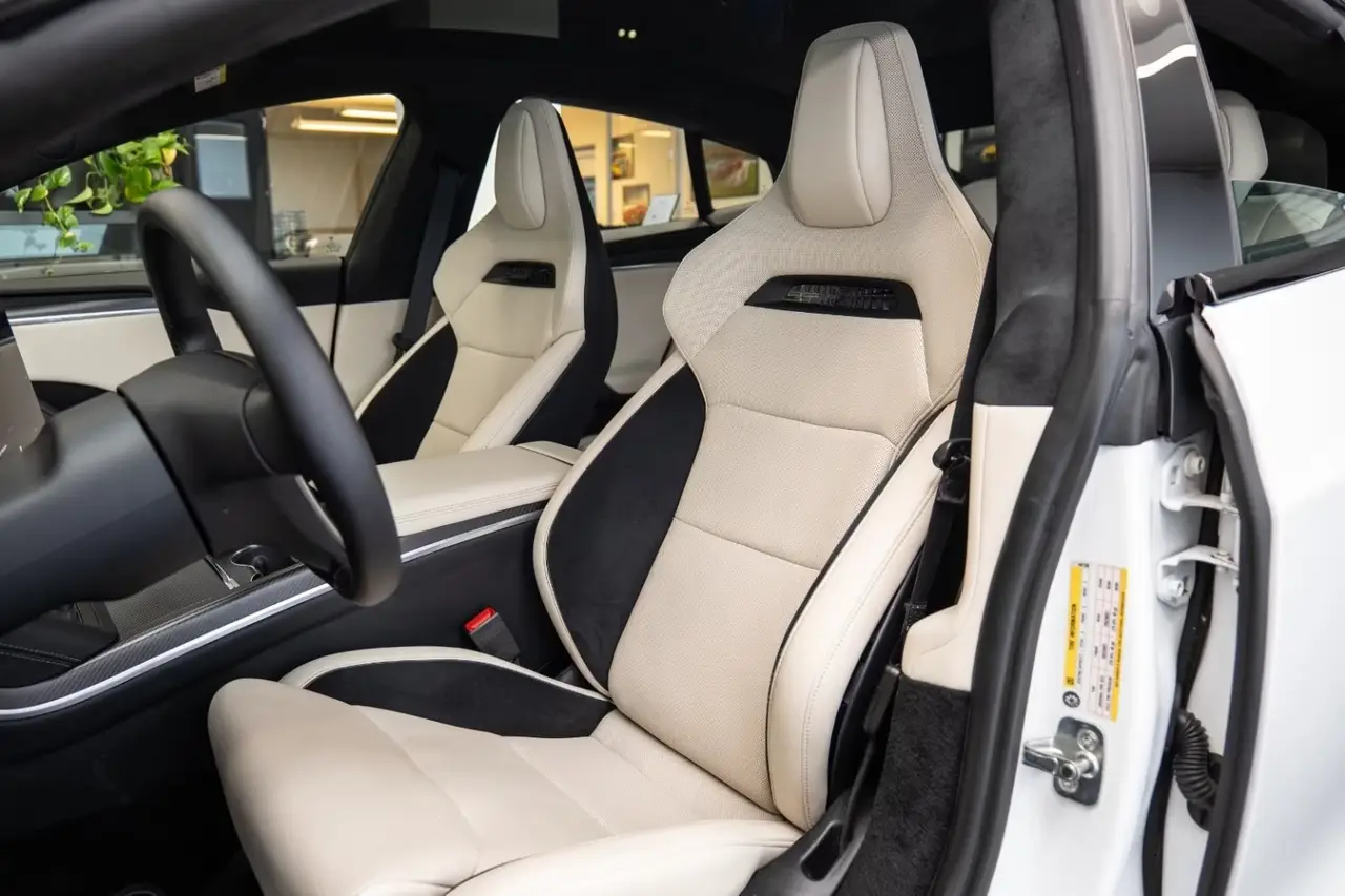 Tesla Model S Plaid 2025, vue arrière — Nice Luxury Car Rental, Nice. Tesla Model S Plaid in Nice La Tesla Model S Plaid 2025 fait partie des véhicules…